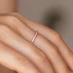 Anello in oro 14K ad alta purezza .58ctw taglio rotondo micro pavé mezza eternità 15 diamanti fede nuziale da 2,5 mm
